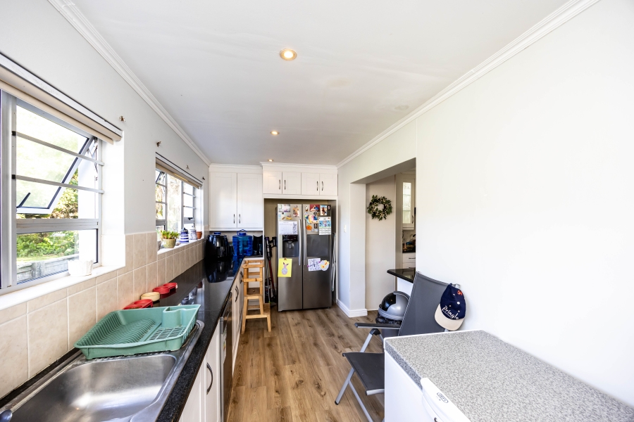 To Let 4 Bedroom Property for Rent in Kidds Beach Eastern Cape